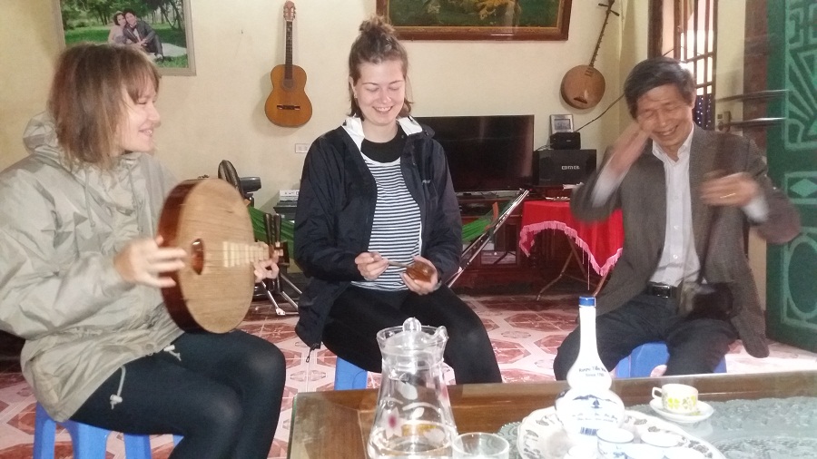 Tho Ha pottery village - Music playing